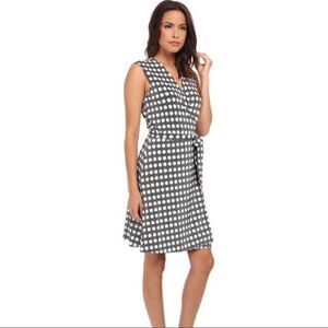 𝅺nwt Vince Camuto swinging dots belted wrap dress